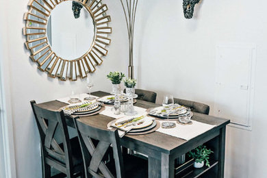 Foto di una piccola sala da pranzo aperta verso la cucina moderna con pareti bianche e moquette