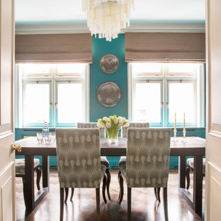 Foto de comedor clásico renovado, de tamaño medio, con paredes azules, suelo de madera oscura y suelo marrón