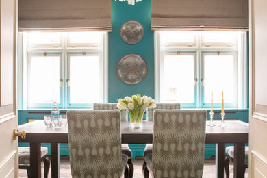 Foto de comedor clásico renovado de tamaño medio con paredes azules, suelo de madera oscura y suelo marrón