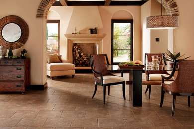Imagen de comedor clásico grande abierto sin chimenea con paredes beige, suelo vinílico y suelo marrón