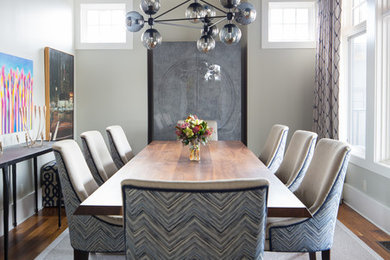 Foto de comedor clásico renovado de tamaño medio cerrado sin chimenea con suelo de madera en tonos medios y paredes grises