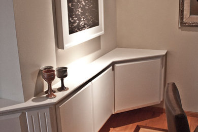 Modelo de comedor clásico renovado pequeño cerrado con paredes grises y suelo de madera clara