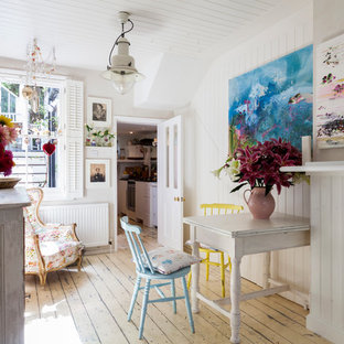 Diseño de comedor romántico, pequeño, con paredes blancas y suelo de madera clara