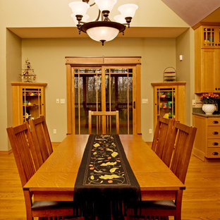 Imagen de comedor de estilo americano, grande, abierto, con paredes verdes y suelo de madera en tonos medios