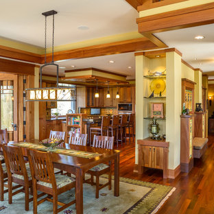 Ejemplo de comedor de cocina de estilo americano, sin chimenea, con paredes amarillas