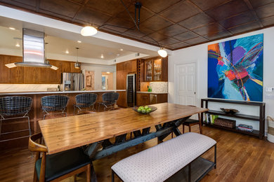 Moderne Wohnküche ohne Kamin mit weißer Wandfarbe und braunem Holzboden in Little Rock