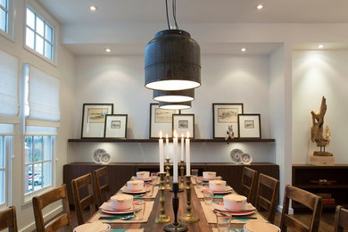 Ispirazione per una sala da pranzo aperta verso il soggiorno contemporanea di medie dimensioni con pareti bianche e pavimento in legno massello medio