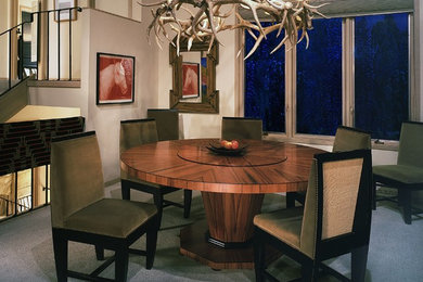 Imagen de comedor contemporáneo de tamaño medio con paredes beige, moqueta y suelo azul