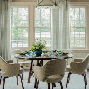 Exemple d'une salle à manger chic avec un mur beige, moquette et un sol beige.