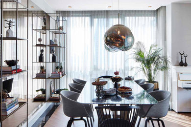 Foto di una sala da pranzo aperta verso il soggiorno minimal di medie dimensioni con pareti bianche e pavimento marrone