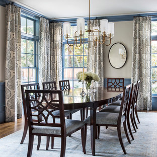 Idee per una sala da pranzo chic chiusa e di medie dimensioni con pareti beige, parquet scuro e pavimento marrone