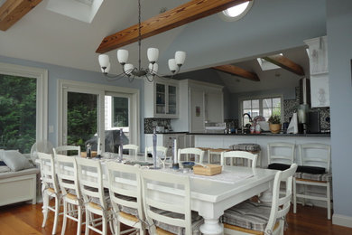 Foto de comedor de cocina costero de tamaño medio con paredes azules y suelo de madera en tonos medios
