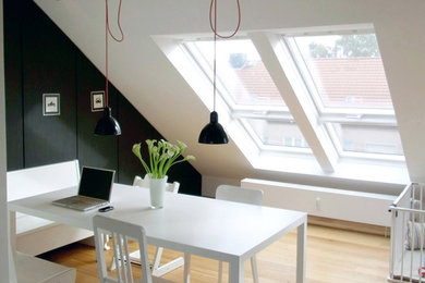 Modernes Esszimmer mit schwarzer Wandfarbe in Hamburg