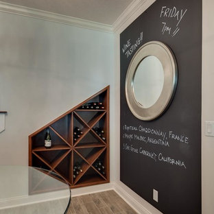 Esempio di una sala da pranzo aperta verso la cucina tradizionale di medie dimensioni con pareti bianche, pavimento in laminato e nessun camino