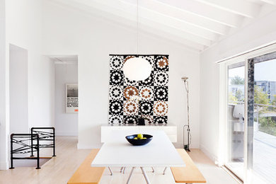 Foto de comedor nórdico abierto con paredes blancas y suelo de madera clara