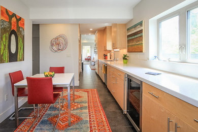 Идея дизайна: маленькая кухня-столовая в стиле фьюжн с белыми стенами для на участке и в саду