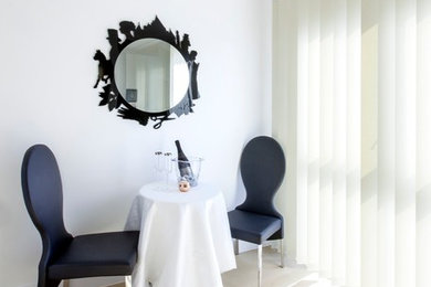 Exemple d'une salle à manger tendance fermée et de taille moyenne avec un mur blanc et parquet clair.