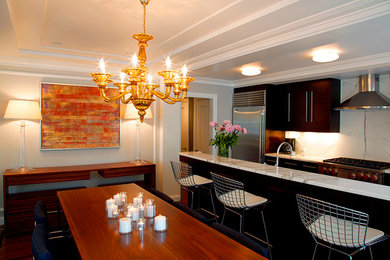 Cette image montre une salle à manger ouverte sur la cuisine design avec un mur beige, un sol en bois brun et aucune cheminée.
