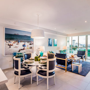 Offenes, Mittelgroßes Tropenstil Esszimmer mit weißer Wandfarbe, Porzellan-Bodenfliesen und weißem Boden in Miami