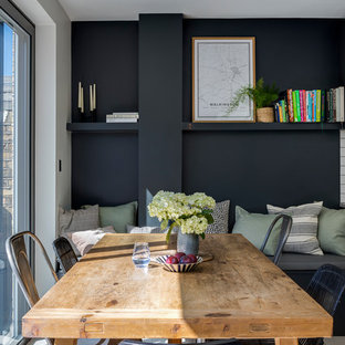 Immagine di una sala da pranzo contemporanea con pavimento con piastrelle in ceramica, pavimento grigio e pareti nere