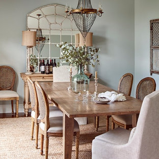Diseño de comedor de estilo de casa de campo con paredes azules, suelo de madera oscura y suelo marrón