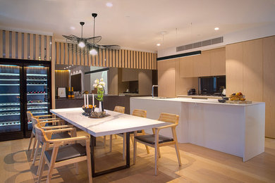 Diseño de comedor contemporáneo de tamaño medio abierto con paredes multicolor, suelo de madera clara y suelo beige