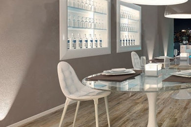 Идея дизайна: большая гостиная-столовая в стиле фьюжн с серыми стенами и полом из керамогранита без камина