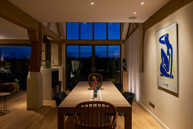 This is an example of a rural dining room in Hampshire.