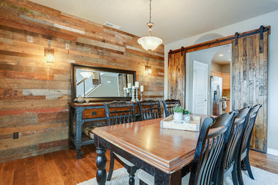 他の地域にある高級な中くらいなラスティックスタイルのおしゃれなダイニングキッチン (茶色い壁、無垢フローリング、茶色い床) の写真