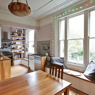 Idee per una sala da pranzo aperta verso la cucina classica di medie dimensioni con pareti viola e pavimento in legno massello medio