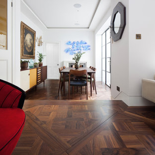 Réalisation d'une salle à manger design avec un mur blanc, un sol en liège et une cheminée standard.