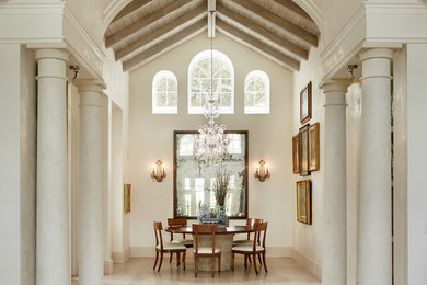 Foto di una grande sala da pranzo aperta verso la cucina tradizionale con pareti bianche e nessun camino