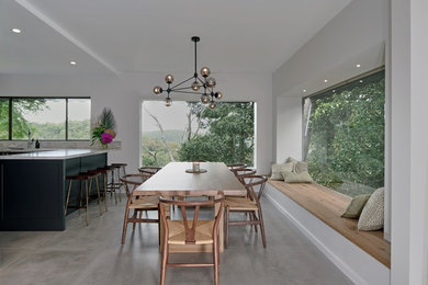 Inspiration pour une salle à manger ouverte sur la cuisine design de taille moyenne avec un mur blanc, un sol en carrelage de céramique et un sol multicolore.