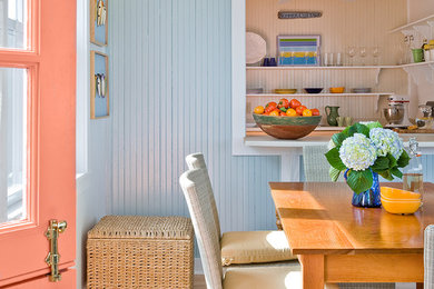 Foto de comedor de cocina marinero pequeño con paredes azules y suelo de madera clara
