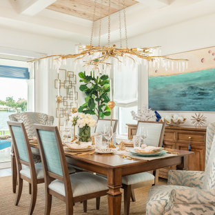 Foto di una sala da pranzo stile marinaro con pareti bianche, soffitto a cassettoni e soffitto in legno
