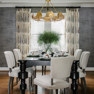 Foto di una grande sala da pranzo chic con pareti grigie, pavimento in legno massello medio, pavimento marrone e soffitto a cassettoni