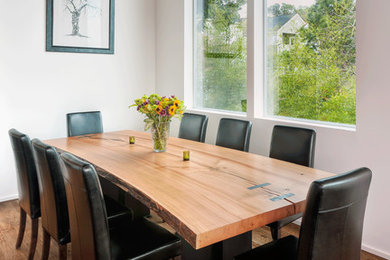 Foto de comedor de cocina moderno grande con paredes blancas y suelo de madera en tonos medios