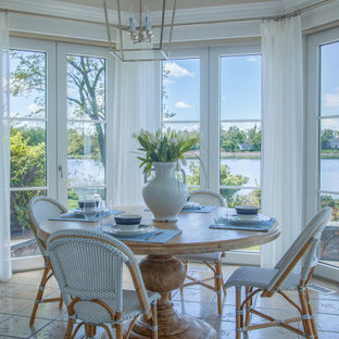 Imagen de comedor marinero, de tamaño medio, con paredes beige y suelo beige