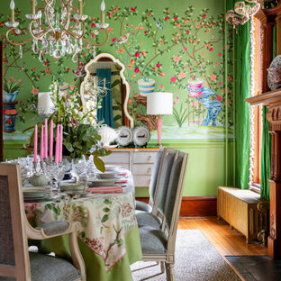 Idee per una sala da pranzo aperta verso la cucina chic di medie dimensioni con pareti verdi, moquette, camino classico, cornice del camino in legno, pavimento multicolore, soffitto in carta da parati e carta da parati