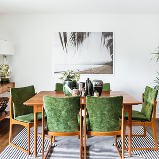 Kolonialstil Esszimmer mit weißer Wandfarbe und braunem Holzboden in Seattle