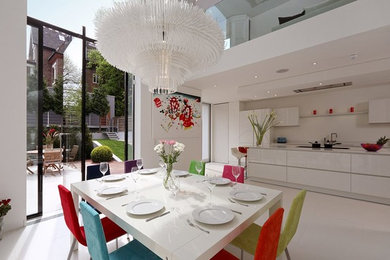 Источник вдохновения для домашнего уюта: большая гостиная-столовая в современном стиле с белыми стенами, полом из керамогранита и белым полом