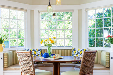 Idee per una sala da pranzo aperta verso la cucina tradizionale di medie dimensioni con pareti beige e pavimento in terracotta