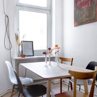 Kleines Skandinavisches Esszimmer mit weißer Wandfarbe, hellem Holzboden und beigem Boden in Berlin