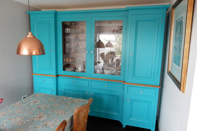 Immagine di una grande sala da pranzo aperta verso la cucina boho chic con pareti blu