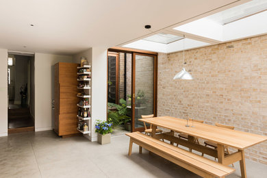 Idées déco pour une salle à manger contemporaine de taille moyenne avec un sol beige et un mur marron.