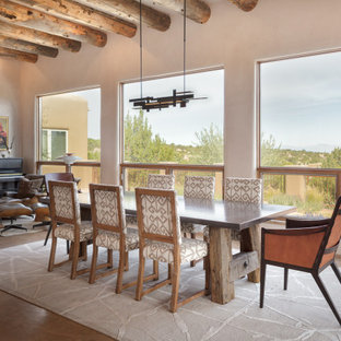 Modelo de comedor de estilo americano, grande, abierto, con paredes beige y suelo gris