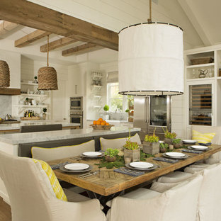 Diseño de comedor de cocina de estilo de casa de campo con suelo de madera clara y suelo beige