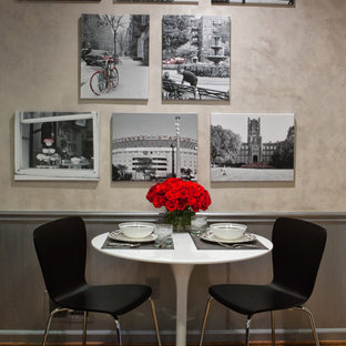 Esempio di una piccola sala da pranzo eclettica chiusa con pavimento in legno massello medio e pareti beige