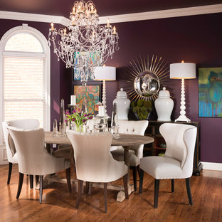Ispirazione per una grande sala da pranzo boho chic chiusa con pareti viola, parquet chiaro e nessun camino