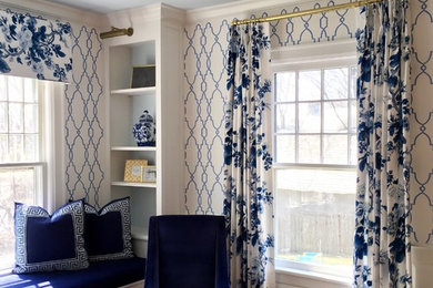 Источник вдохновения для домашнего уюта: большая отдельная столовая в классическом стиле с синими стенами и светлым паркетным полом